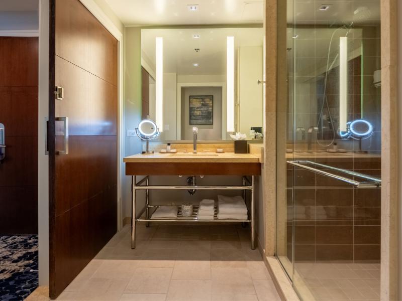 Fox Tower Deluxe Queens